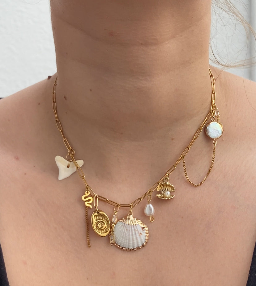 Curently dating Barcelona exclusively necklace